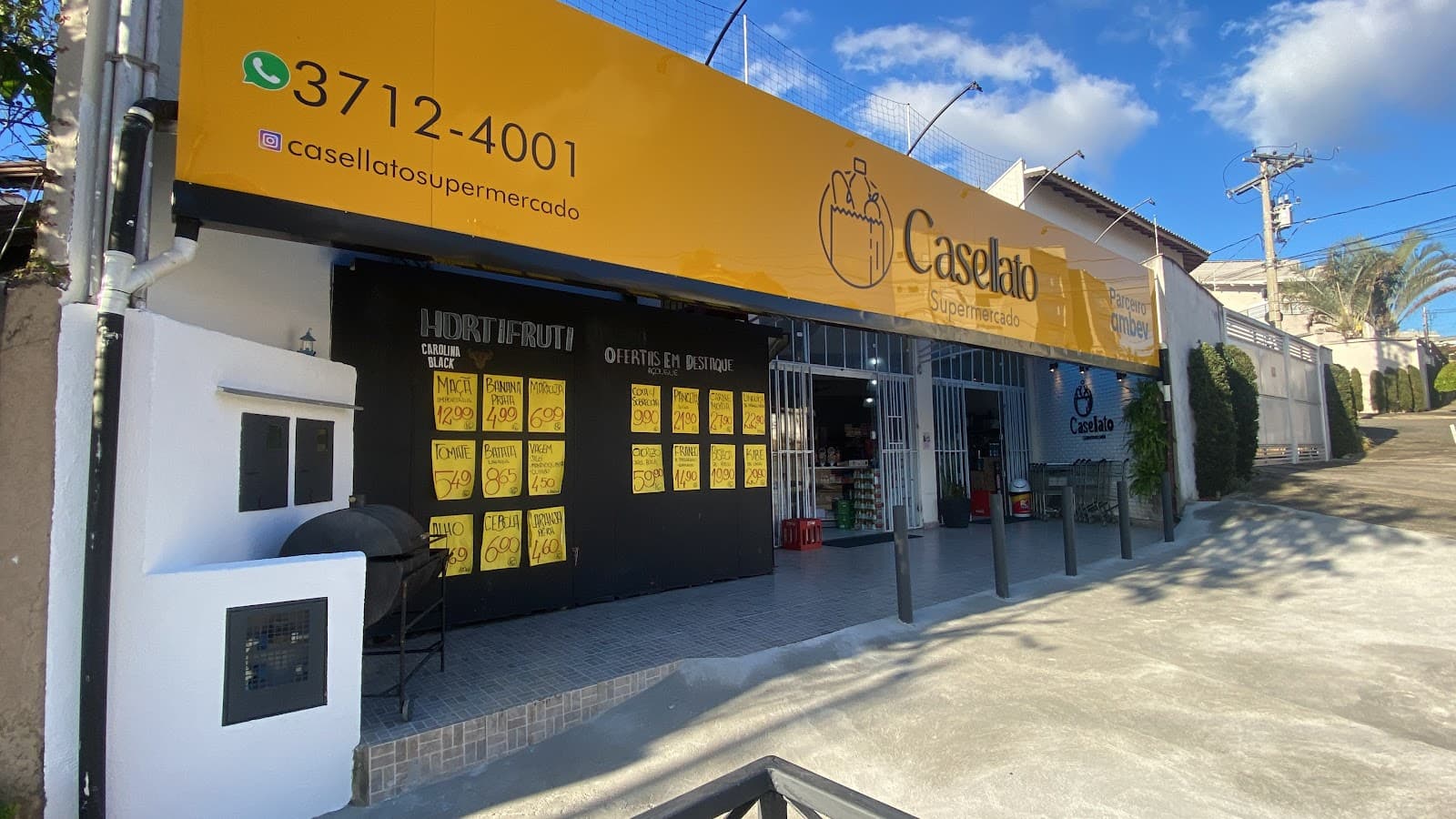 Entrada do Casellato Supermercado, com o quadro negro de ofertas ao lado da porta